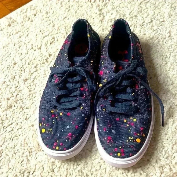 GIRLS UNDER ARMOUR KED LIKE SHOES SIZE 3 NWT - Picture 1 of 13